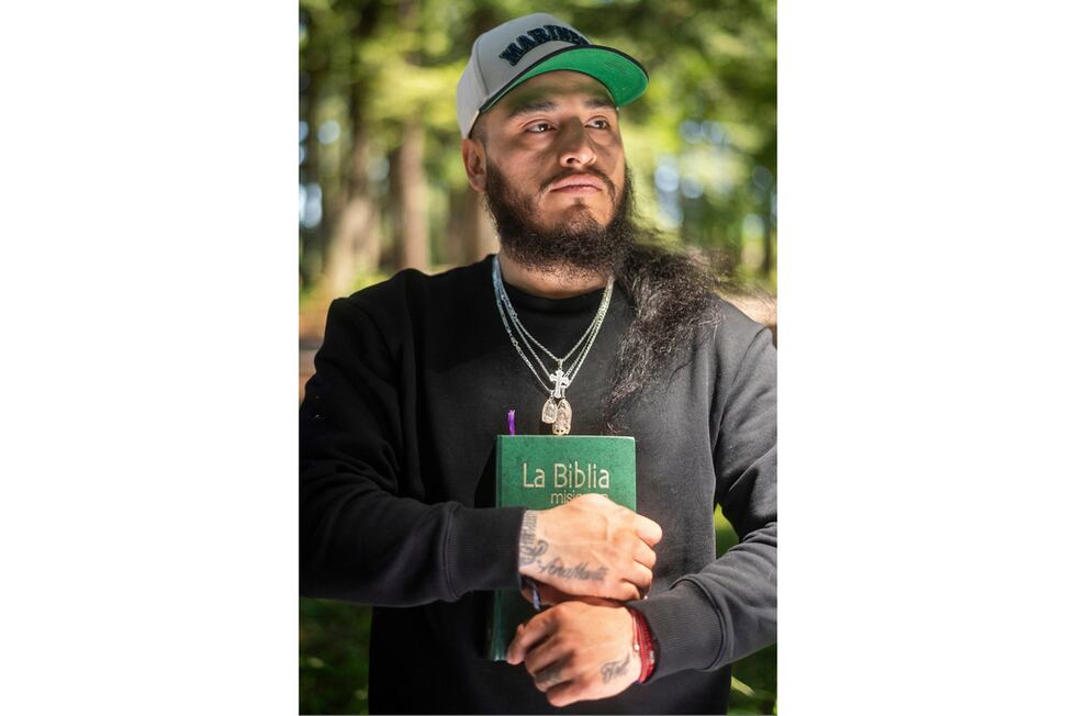Gabriel Martínez García sujeta una Biblia y se ven tatuajes de sus padres en sus muñecas, en...