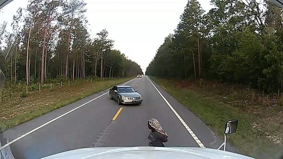En esta imagen extraída de un video grabado con la cámara de un tablero de camión, se ve a una...