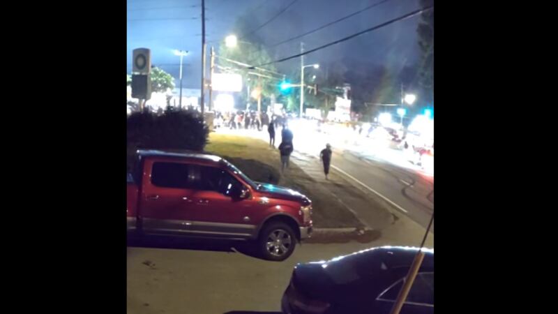 Policía a grupo de jóvenes durante toma de calle en DeKalb.