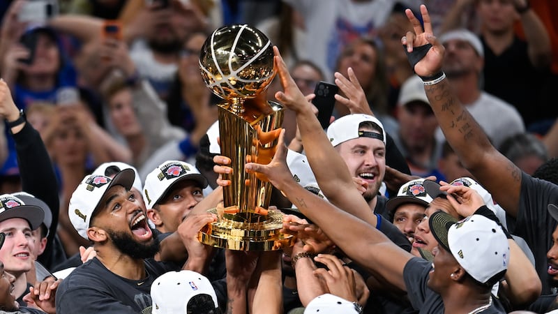 Los jugadores de los Knicks de Nueva York celebran con el trofeo de campeones de la NBA el...