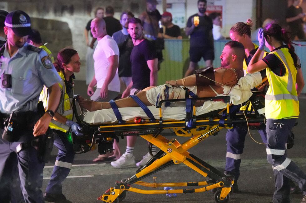 Personal de emergencia tras el tiroteo en Bondi Beach, Sydney, Australia, el 14 de diciembre...