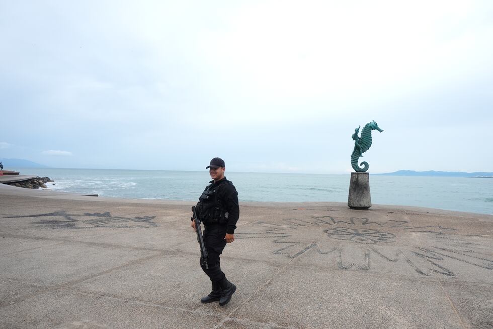 Un guardia de seguridad en Puerto Vallarta, México, en momentos en que se acercaba el huracán...