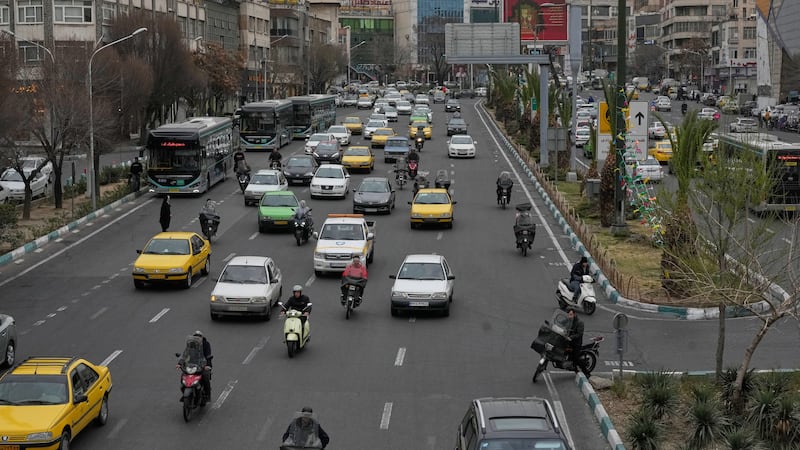 Vehículos circulando por el centro de Teherán, Irán, el martes 24 de febrero de 2026. (AP...