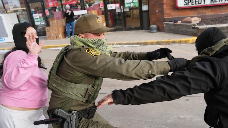 Un agente de la Patrulla Fronteriza arresta a un activista el domingo 11 de enero de 2026 en...