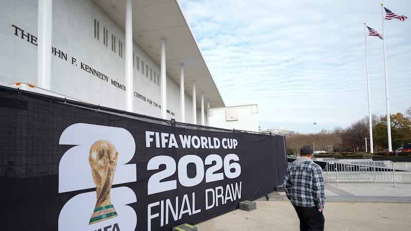 Un letrero sobre el sorteo de boletos para el Mundial en el Kennedy Center en Washington, el 4...