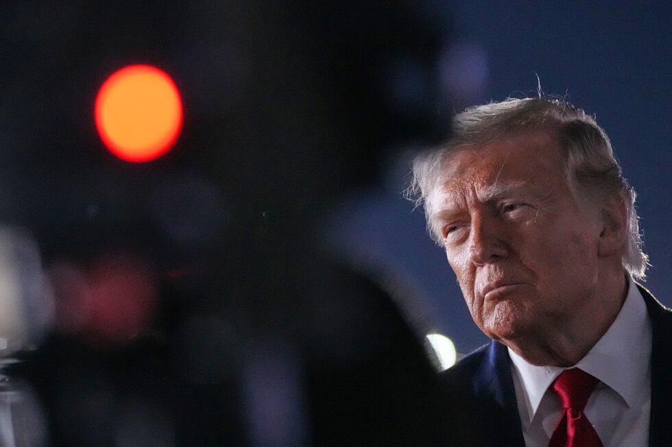 El presidente de Estados Unidos, Donald Trump, habla con reporteros antes de subir al Air...
