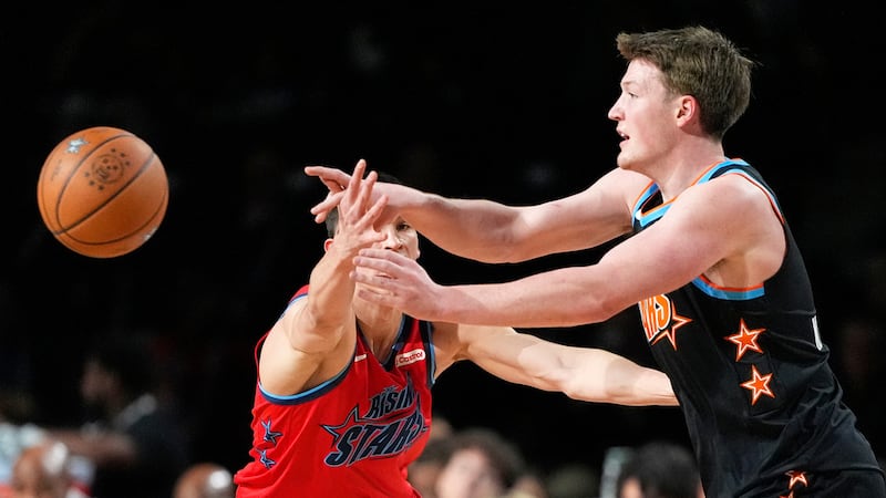 El escolta de los Hornets de Charlotte en el Team T-Mac, Kon Knueppel (7), a la derecha,...