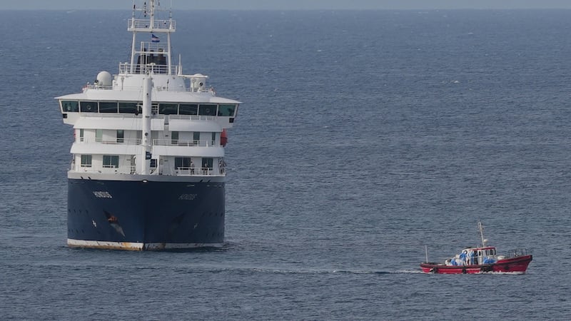 El crucero MV Hondius anclado en un puerto de Praia, Cabo Verde, el 6 de mayo de 2026. (Foto...