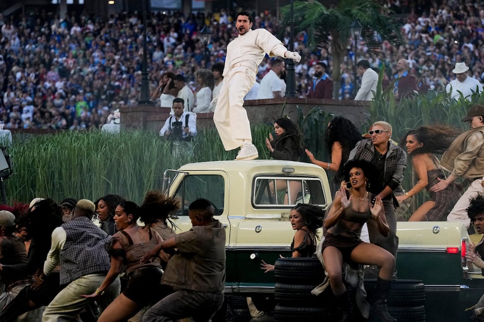 Bad Bunny durante su presentación en el espectáculo de medio tiempo del Super Bowl 60 de la...