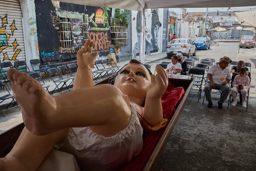 Feligreses participan en una ofrenda a un Niño Jesús gigante en la Ciudad de México, el martes...