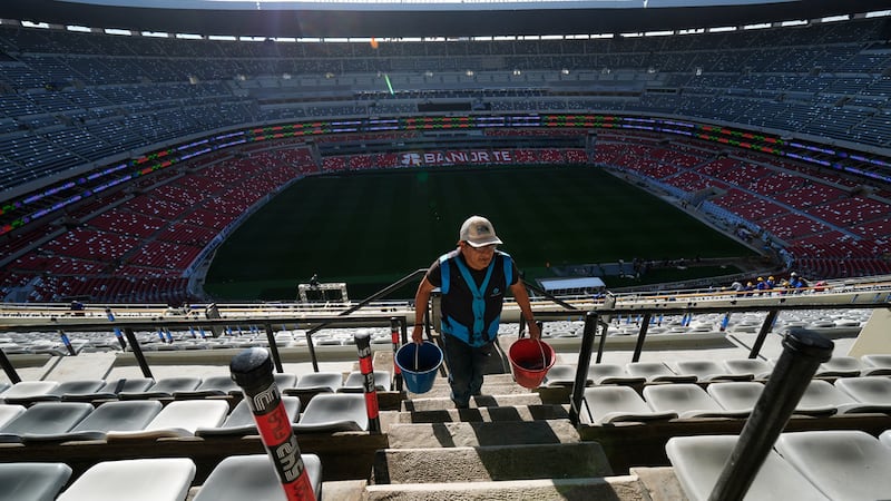 ARCHIVO - Un trabajador en el Estadio Azteca en la Ciudad de México, el jueves 26 de marzo de...