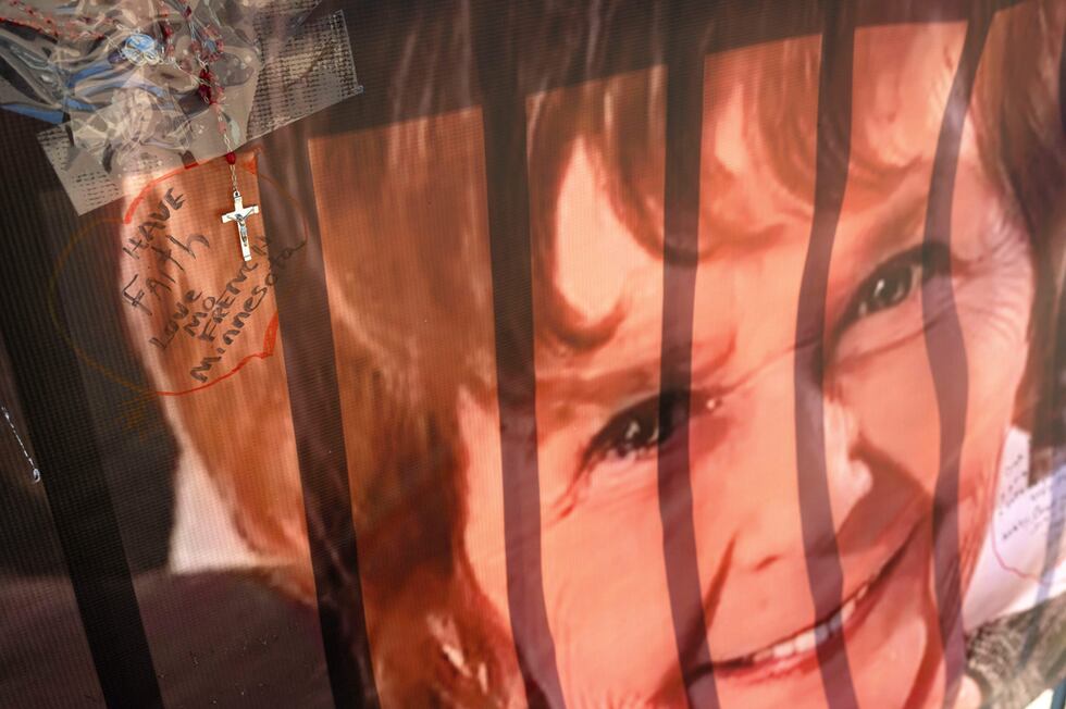 ARCHIVO - Una pancarta con mensajes de cientos de personas en apoyo a Nancy Guthrie, la madre...