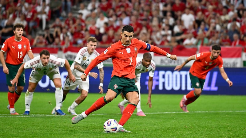 ARCHIVO - Cristiano Ronaldo, de Portugal, anota desde el punto penal durante un partido de...