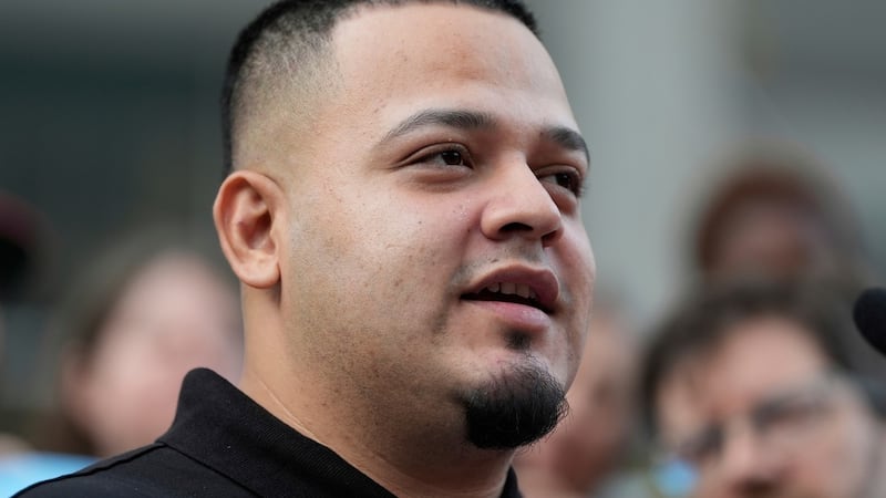 ARCHIVO - Kilmar Ábrego García asiste a una protesta frente a la oficina del Servicio de...