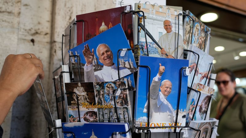 Postales del papa León XIV se ven en una tienda de objetos religiosos cerca de la plaza de San...