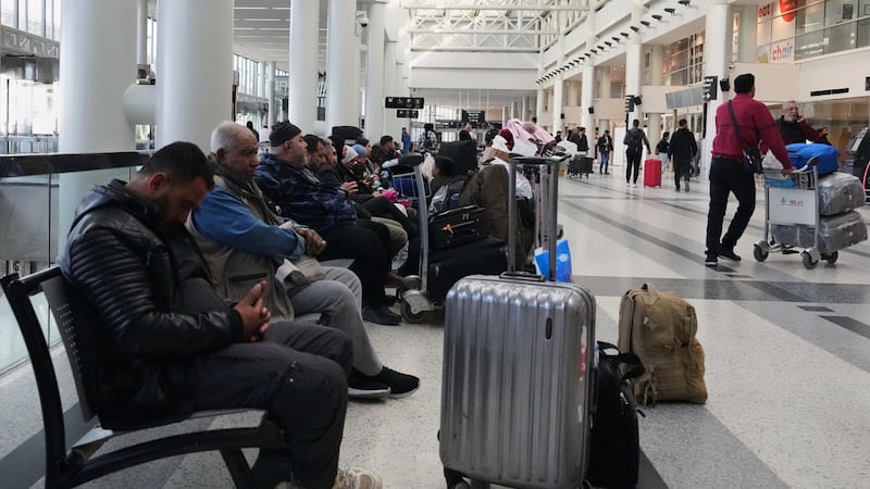 Pasajeros cuyos vuelos fueron cancelados esperan en la terminal de salidas del aeropuerto...