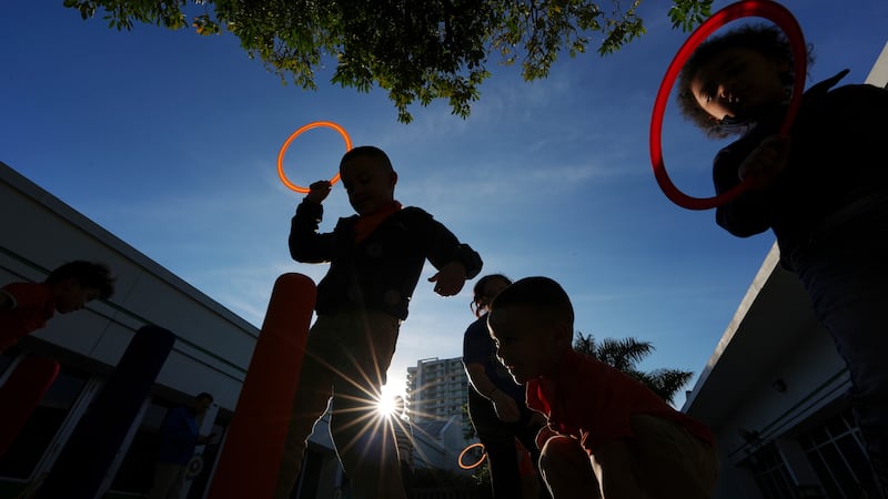 ARCHIVO – Varios niños juegan después del horario de clases en el programa Head Start en...