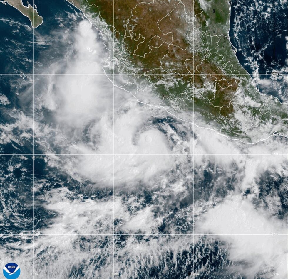 Esta imagen satelital de la tormenta tropical Narda, proporcionada por la agencia NOAA el 22...