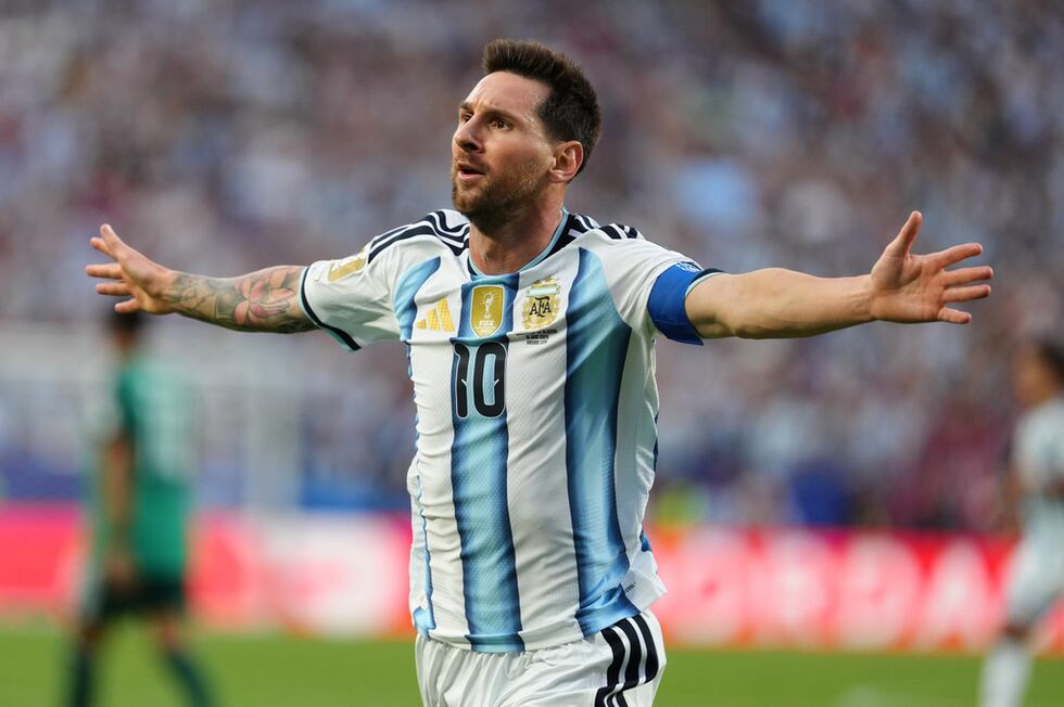 Lionel Messi, de la selección de Argentina, festeja tras conseguir el primer tanto del partido...