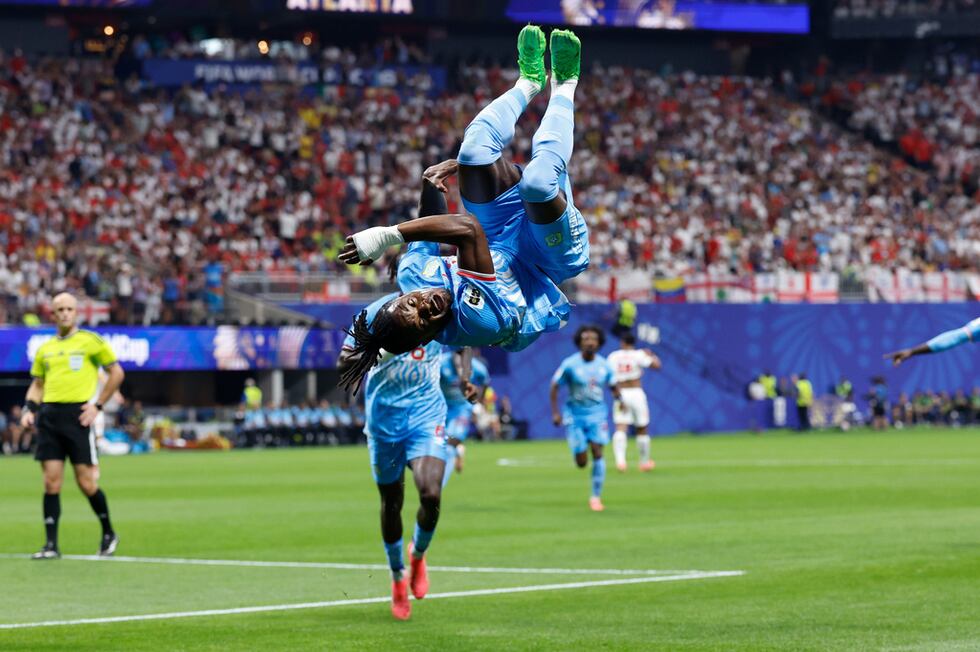 Brian Cipenga (9) celebra tras anotar un gol para Congo en el partido contra Inglaterra en los...