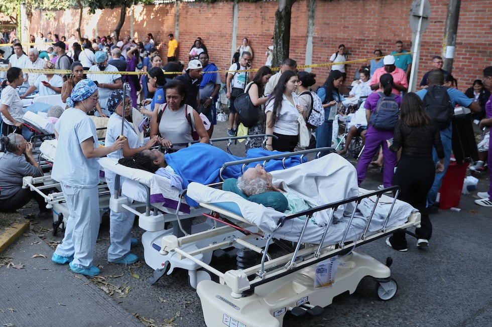 Los pacientes son evacuados de un hospital tras el terremoto que azotó Cali, Colombia, el...