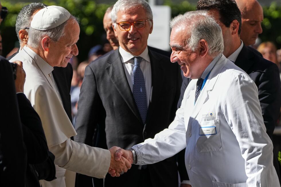 El papa León XIV saluda al director médico Andrea Cambieri al llegar a la Policlínica Agostino...