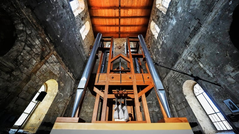 El órgano en el centro del proyecto de John Cage aparece iluminado antes de un cambio de...