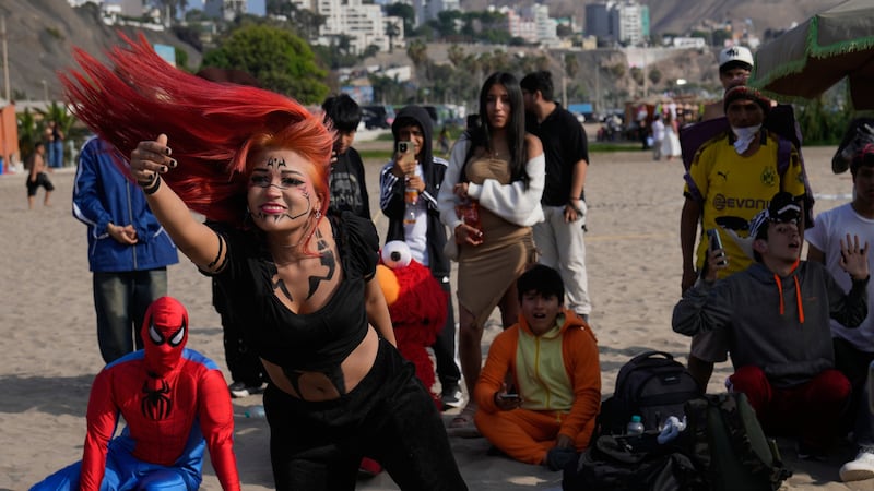 Un participante conocida como "Cíclope" compite en una batalla de "farmear aura" en la playa...