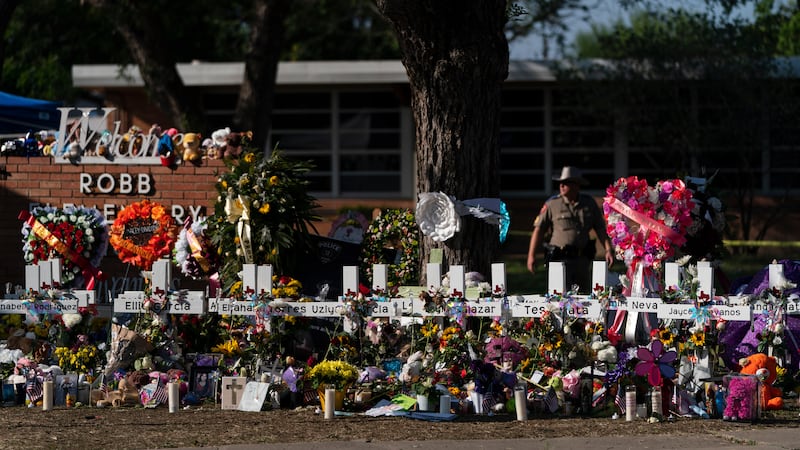 Un memorial en honor de las víctimas de la masacre escolar en Uvalde, Texas, el 28 de mayo del...
