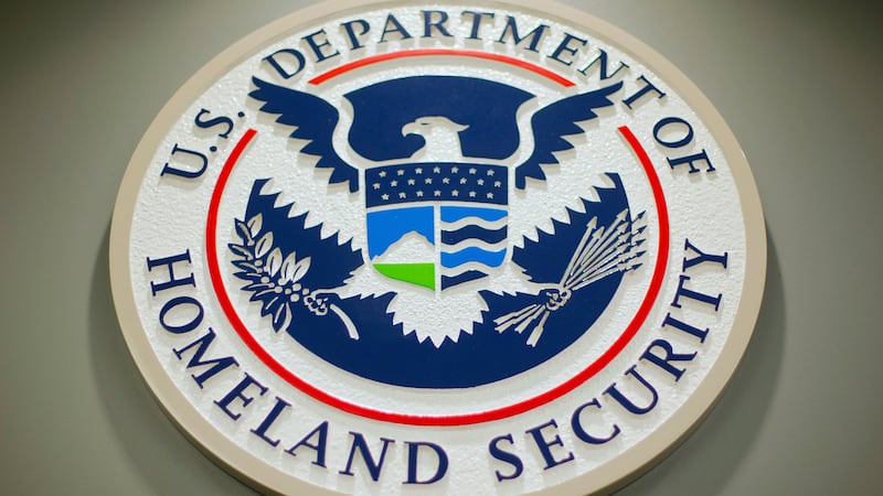 ARCHIVO - El logotipo del Departamento de Seguridad Nacional durante una conferencia de...