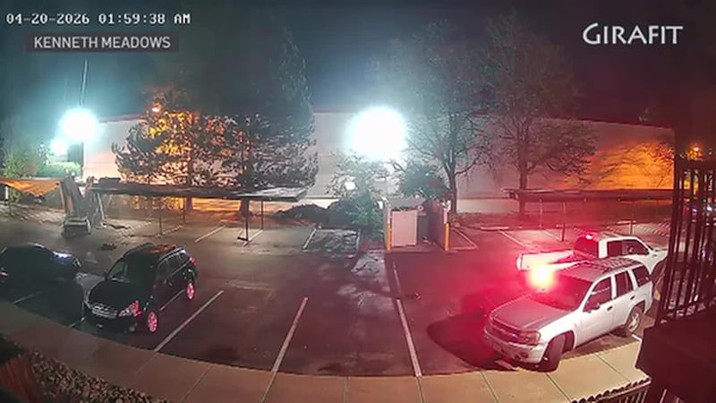 VIDEO: Conductor en una 'troca' blanca choca contra varios vehículos estacionados en complejo...