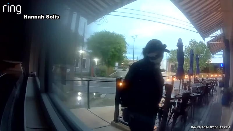 Captada en cámara rompiendo el vidrio de un restaurante, entrando y presuntamente robando las...