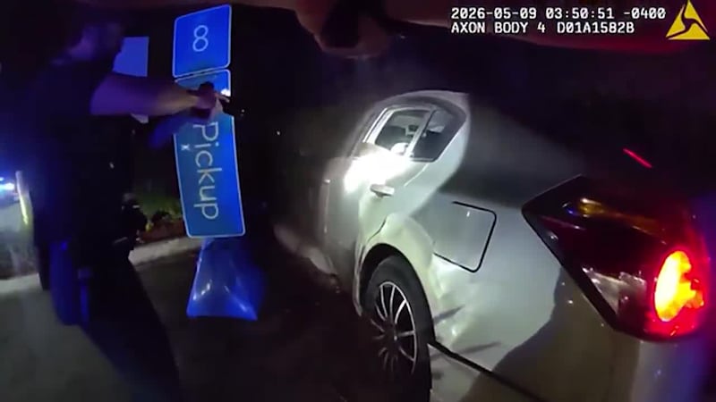 Captado el momento en que un conductor fue abatido por un oficial en el estacionamiento de un...