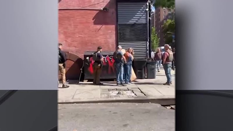 VIDEO: Agentes de ICE arrestan a estudiante cuando iba camino a clase. Dice que gritó por ayuda.