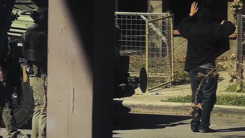 Confusión al rentar la misma casa en Airbnb lleva a despliegue SWAT para detener a sospechoso...