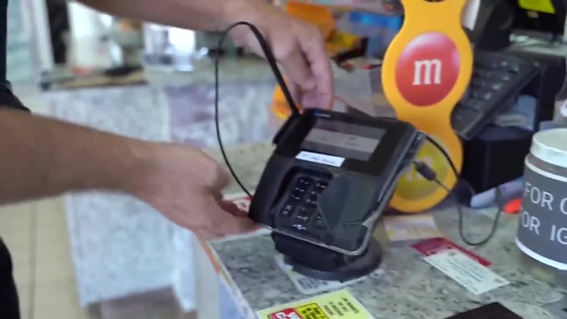 Meten dispositivos en máquinas para pagar con tarjeta en las tiendas y robar a clientes....